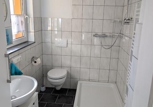 Bad mit Dusche EG