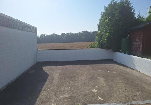 Garage und Stellplatz