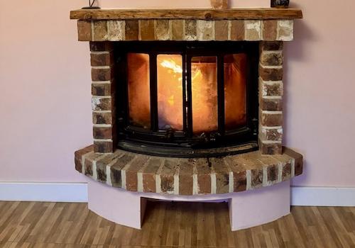 Wohnzimmer mit Kamin