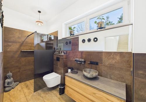 Badezimmer mit Dusche im EG