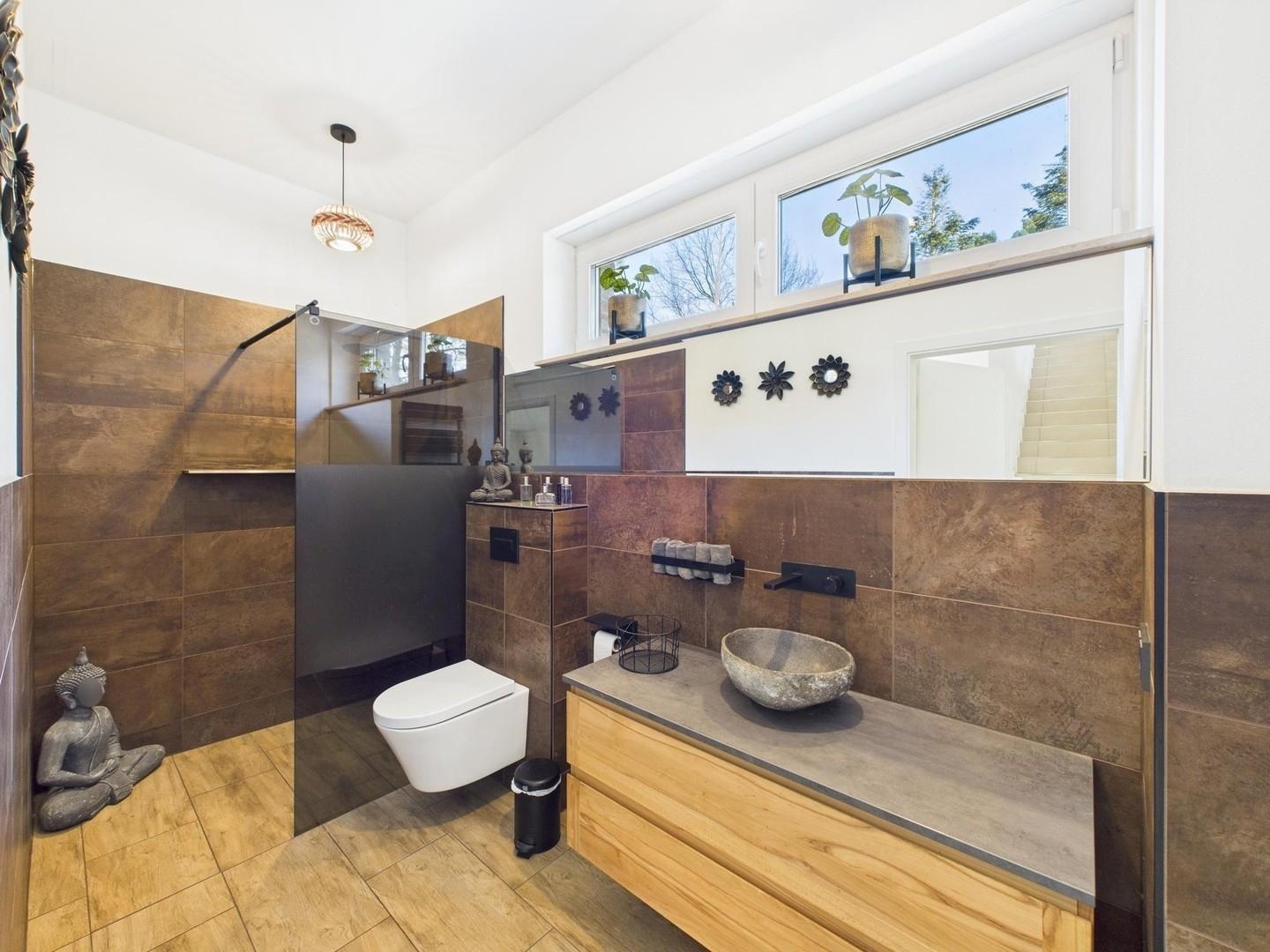 Badezimmer mit Dusche im EG