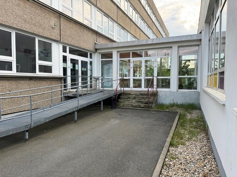 Übergang Ost zwischen Bürogebäude und Verbindungsbau