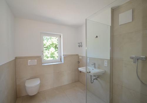 Tageslichtbadezimmer mit bodengleicher Dusche und WAMA-Anschluss