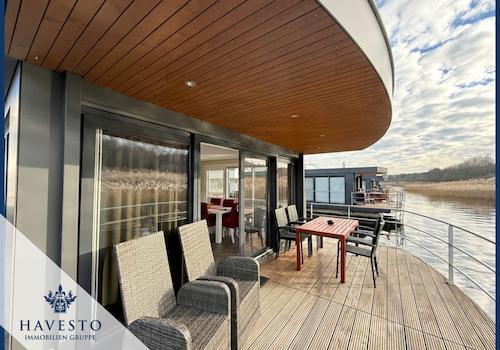 Terrasse vom kleinen Hausboot