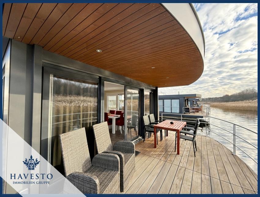 Terrasse vom kleinen Hausboot