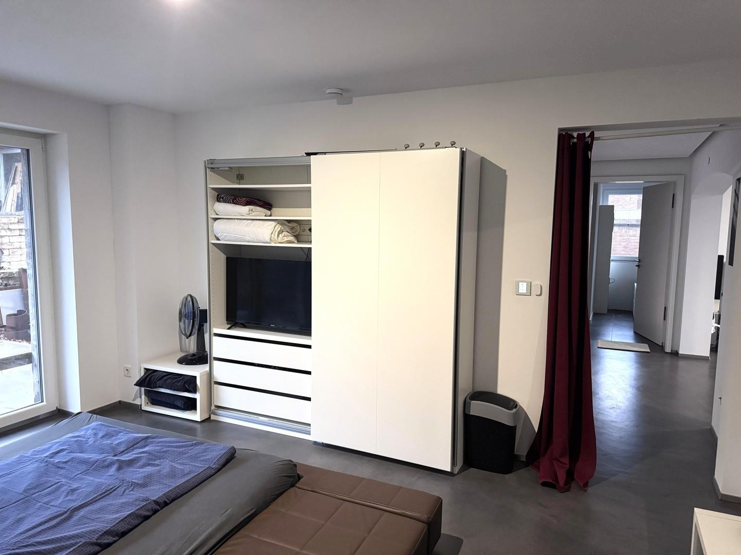 Schlafzimmer groß, hell, ruhig