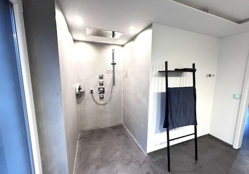 Große ebenerdige Dusche