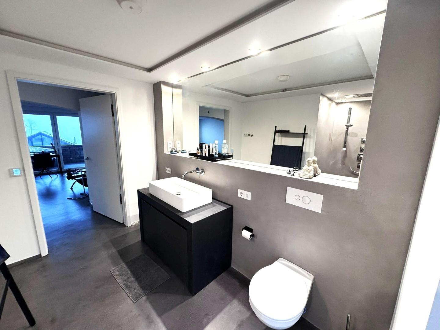 Große beleuchtete Spiegelfront