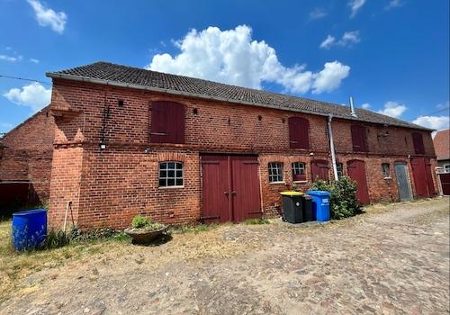 großer Stall rechts