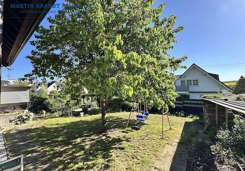 Garten mit Kirschbaum