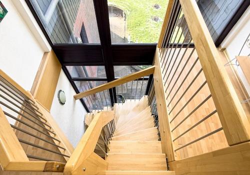 Helles, modernes Treppenhaus