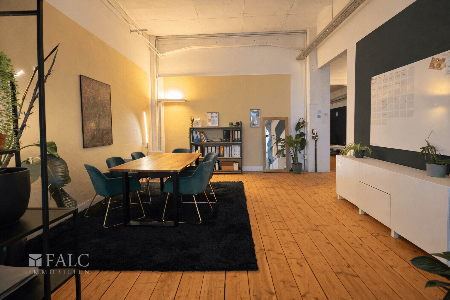 Großer Meeting Bereich. "Ab ins handeln!"