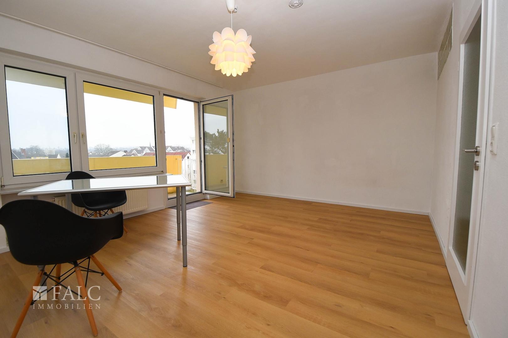 Blick Wozi zum Balkon von links