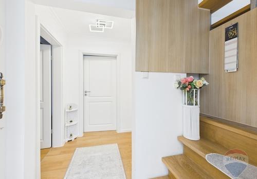 Flur mit Treppenaufgang