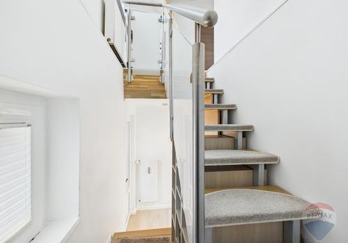 Aufgang mit Sicht auf Fenster und Hauseingang