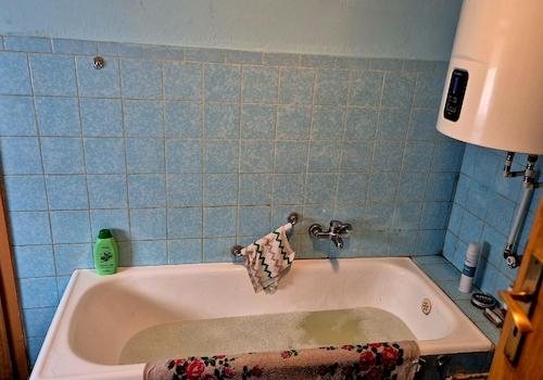 Bad mit Wanne und Dusche