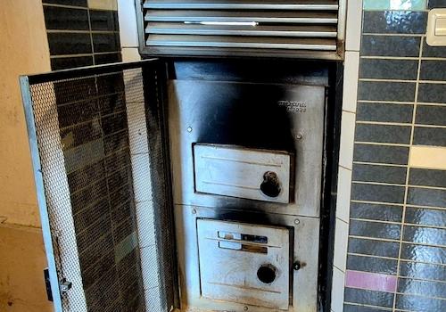 Befeuerung Kachelofen in der Diele