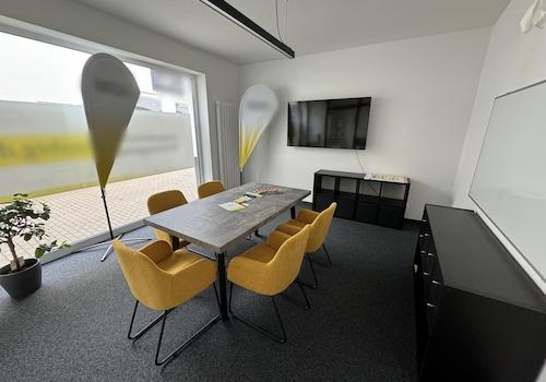 Meetingraum mit Fensterfront