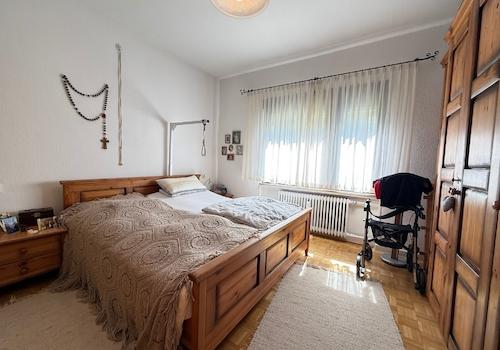 Schlafzimmer (EG)