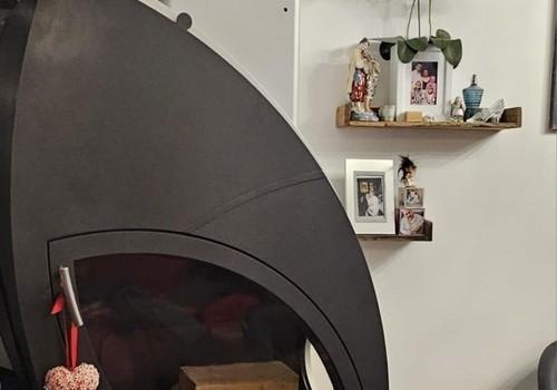 Kamin mit seitlichen Bullaugen