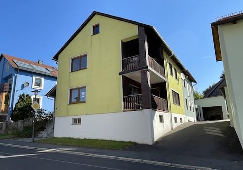 Hausansicht und Zufahrt zur Scheune