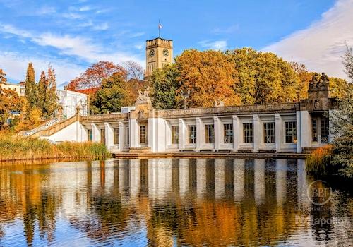 Rudolph-Wilde-Park mit Rathaus