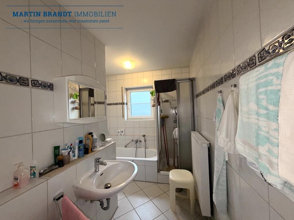 Bad mit Wanne und Dusche