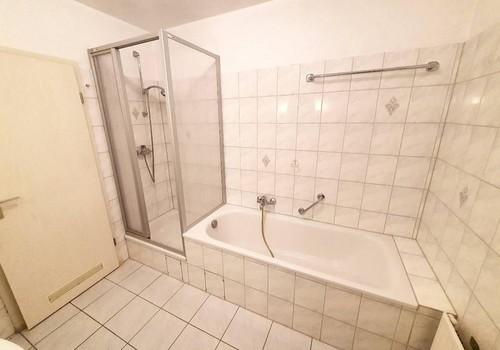 Vollbad mit Dusche, Wanne, WC