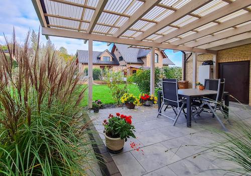 Terrasse hinter dem Haus