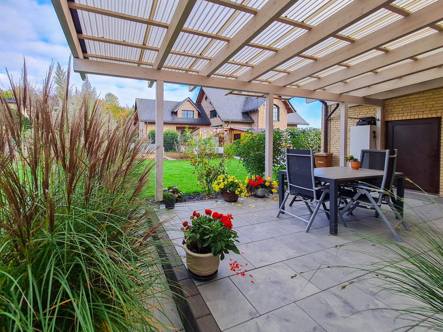 Terrasse hinter dem Haus