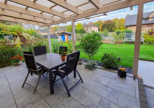 Terrasse hinter dem Haus