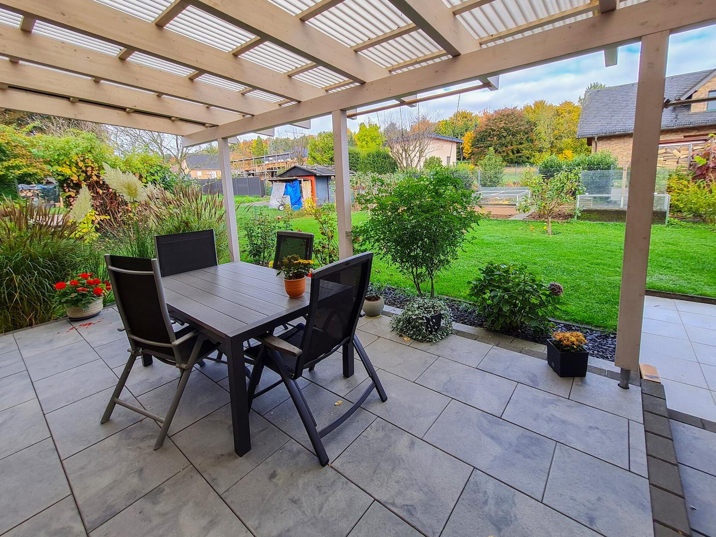 Terrasse hinter dem Haus