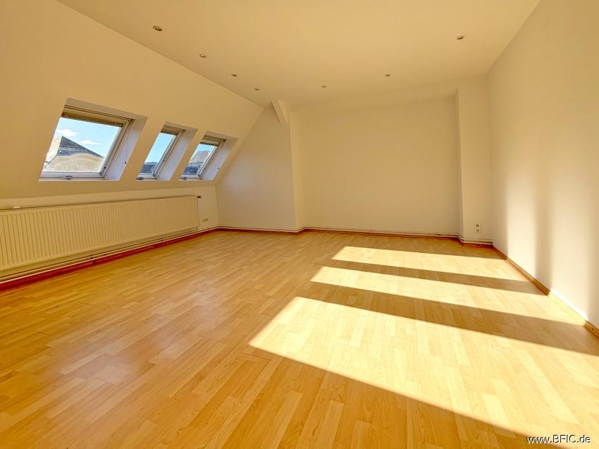 Zimmer straßenseitig