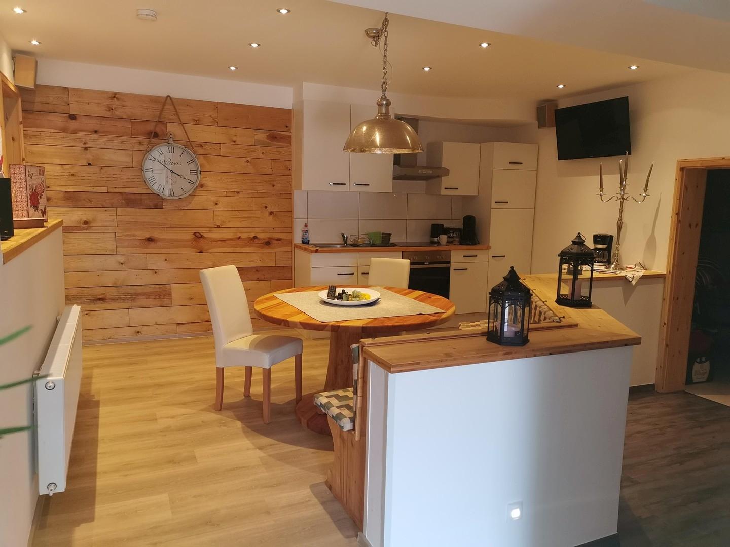 Aufenthalt und Küche von einer