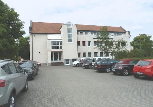 Parkplatz + Ansicht Süd-Ost