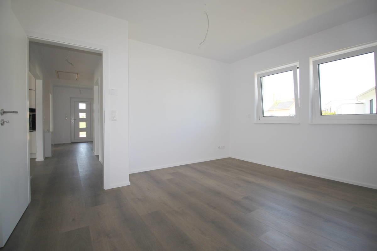 Schlafzimmerblick zum Flur mit Eingangsbereich