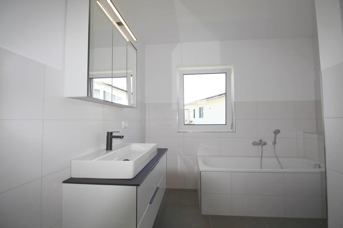 Badausstattung mit Wanne, Dusche, Waschtisch u. Spiegel