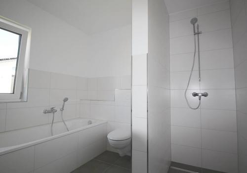 Moderne Badewanne u. Dusche