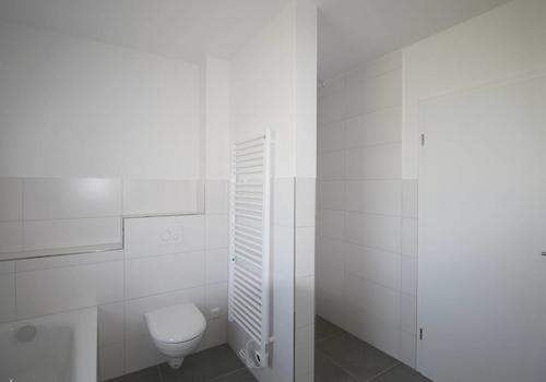 Praktischer Handtucherwärmer nahe Wanne u. Dusche