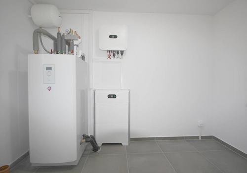 Technikraum mit PV-Anlage u. PV-Speicher u. Platz für WM u. Trockner