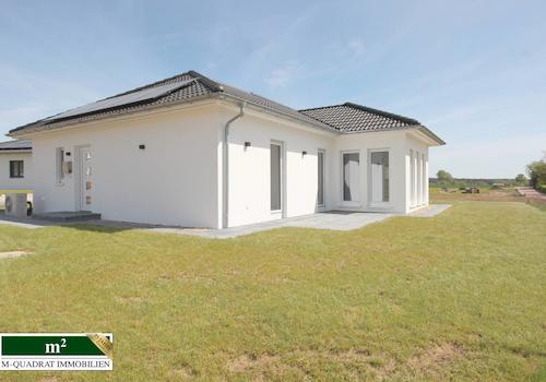 Hocheffizienter Bungalow mit Wärmepumpe, PV-Anlage u. fertigem Garten