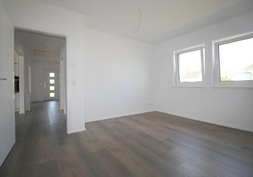 Schlafzimmerblick zum Flur mit Eingangsbereich