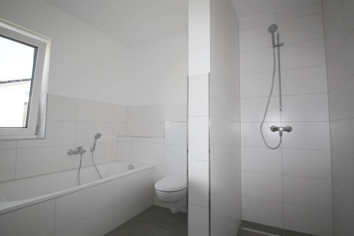 Moderne Badewanne u. Dusche