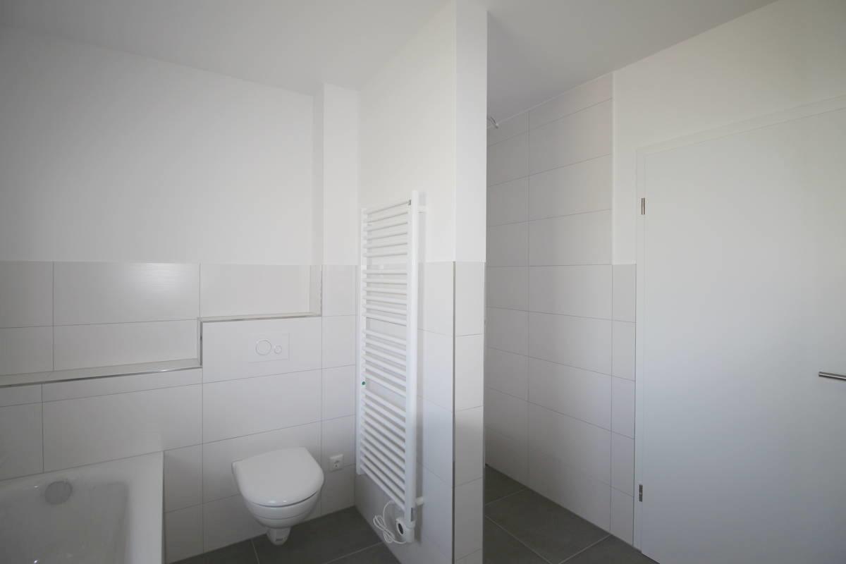 Praktischer Handtucherwärmer nahe Wanne u. Dusche