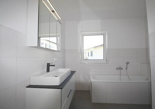 Badausstattung mit Wanne, Dusche, Waschtisch u. Spiegel