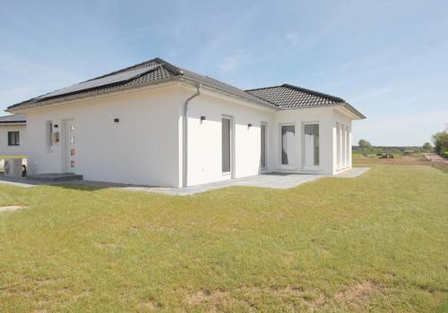 Hocheffizienter Bungalow mit Wärmepumpe, PV-Anlage u. fertigem Garten