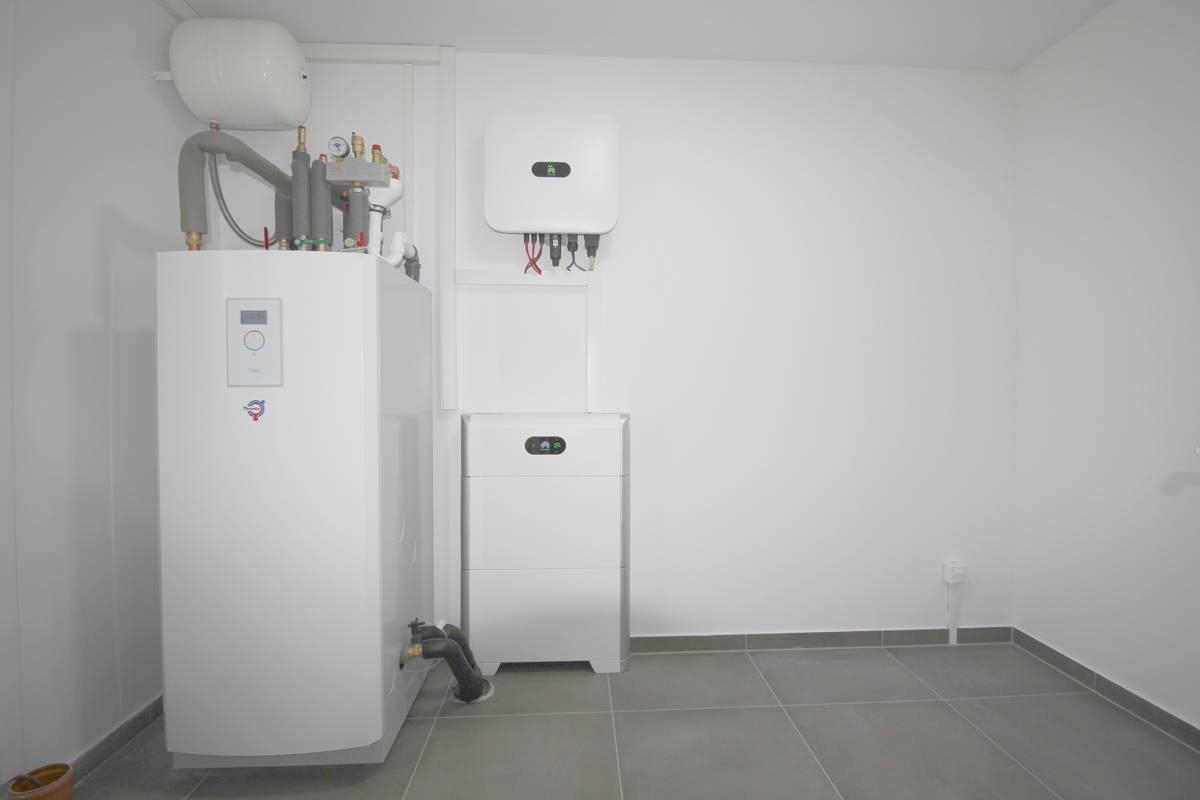 Technikraum mit PV-Anlage u. PV-Speicher u. Platz für WM u. Trockner