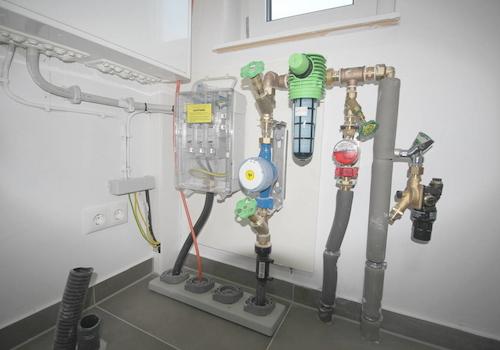 Versorgungsleitungen des Hauses im Technikraum