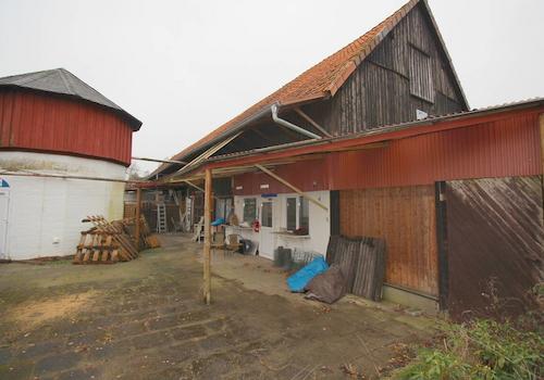 Blick auf das langgezogene Hauptgebäude