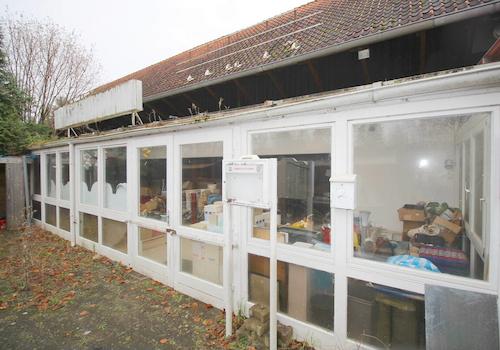 Blick auf früheren Wi.garten mit dahinterliegendem Restaurant